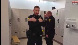 Quand un policier joue au test de la confiance avec son co-équipier (vidéo)