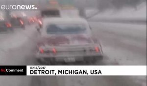 Un lowrider en équilibre sur l'autoroute enneigée