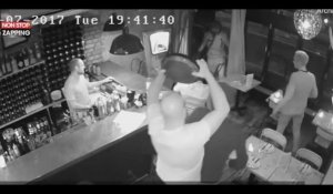 Un très mauvais voleur se fait chasser à coups de tabourets (Vidéo)