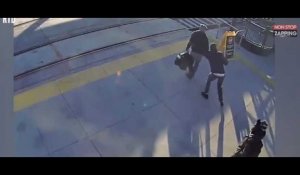Il empêche un homme aveugle de se faire percuter par un train (vidéo)