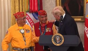 Trump surnomme une sénatrice "Pocahontas" devant des Navajos