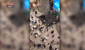 Un Père Noël lance 1000 dollars dans un centre commercial et provoque une émeute (Vidéo)