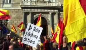 Les indépendantistes catalans manifestent devant la Generalitat