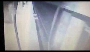 Une femme poussée sur les voies du métro, la vidéo choc