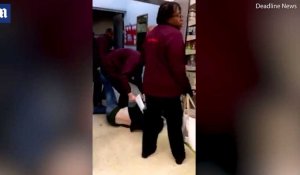 Une cliente surprend des employés en train de traîner un homme inconscient dans la réserve (Vidéo)