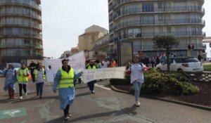 La clinique Porte-Océane manifeste sur le remblai