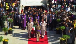 Le cercueil de Winnie Mandela arrive au stade d'Orlando