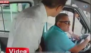 Un passager de minibus s'en prend au chauffeur et provoque un accident (vidéo)