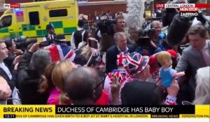 Kate Middleton a accouché : Des fans célèbrent la naissance de l'enfant devant la maternité (Vidéo)