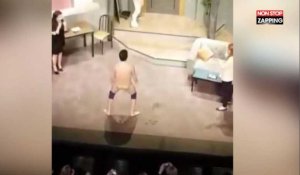 Stéphane Plaza se lâche et se met entièrement nu sur scène (Vidéo)