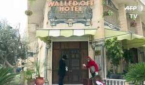 Banksy ouvre un «hôtel» à l'ombre du mur en Cisjordanie
