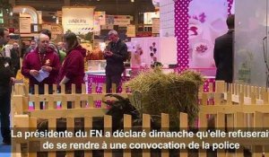 Bernard Cazeneuve met Marine Le Pen en garde