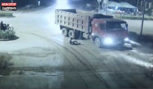 Chine : Un homme en scooter passe sous un camion et frôle la mort (Vidéo)