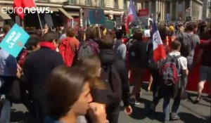 Plusieurs dizaines de milliers de manifestants font la "fête à Macron"