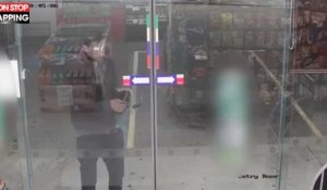 Quand un braqueur pas très futé se camoufle le visage devant les caméras de surveillance d'un magasin (vidéo)