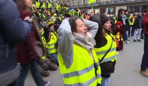 A Paris, un "sitting" de "gilets jaunes" devant l'Opéra