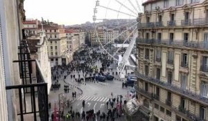 Manifestations à Marseille : les forces de l'ordre  en position pour évacuer le Vieux-Port