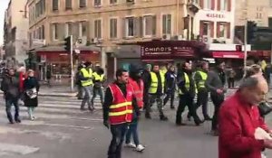 Marseille : le cortège de la CGT arrive place Castellane avec des gilets jaunes