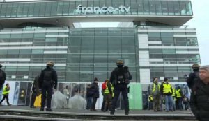 Paris: des "gilets jaunes" manifestent devant France Télévisions