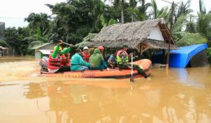 Indonésie: des inondations entravent les secours