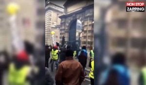 Des Gilets jaunes ont forcé la porte du ministère de Griveaux à la machine de chantier (vidéo)