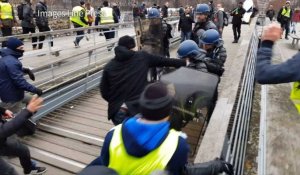 "Gilets jaunes": des policiers pris à partie à Paris