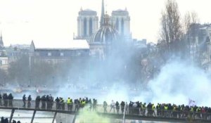 "Gilets jaunes": heurts avec la police sur un pont parisien
