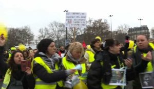 Paris: des femmes "gilets jaunes" manifestent