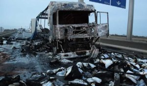 Un camion ravagé par les flammes à Calais