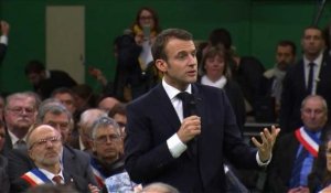 "Gilets jaunes": Macron ouvre le grand débat sans "tabou"
