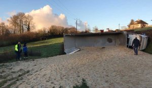 Saint-Ebremond-de-Bonfossé. Un camion renverse 29 tonnes de sable sur la route