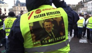 Des "gilets jaunes" rassemblés à Autun pour attendre Macron