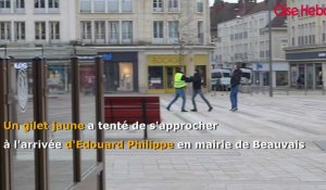 Un gilet jaune tente de s'approcher d'Edouard Philippe devant la mairie de Beauvais