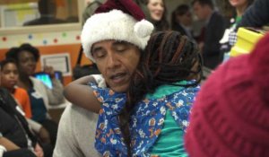 Barack Obama joue au Père Noël dans un hôpital pour enfants