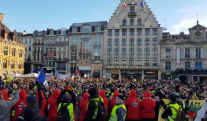 Des Gilets jaunes chantent la Marseillaise sur la Grand-Place de Lille