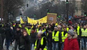 Les "gilets jaunes" passent place d'Italie avant les Invalides