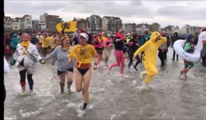 Les Givrés se jettent à l'eau pour la nouvelle année à Malo-les-Bains