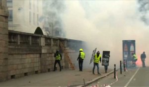 "Gilets jaunes": à Nantes, des projectiles contre la préfecture