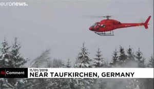 Un hélicoptère utilise ses hélices pour retirer la neige des arbres