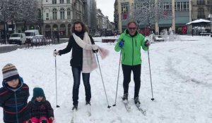 Douai : ils traversent la place d'Armes en ski de fond