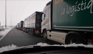 Pas-de-Calais : les camions à l'arrêt sur la bande arrêt d'urgence de l'A1 à cause de la neige