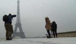 Paris sous la neige: la tour Eiffel fermée
