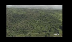 Ile Maurice : montagnes et cascade aux environs de Chamarel