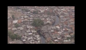 Indonésie : bidonville et ville
