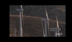 Etats Unis, Californie : éoliennes sur la crête du relief