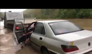 Les automobilistes ont filmé leur galère sur les routes inondées