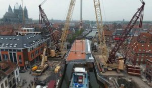 Installation du nouveau pont à pont à Tournai.