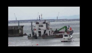 Operaciones de dragado en el puerto de Candás por la draga La Nalona