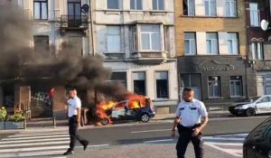 Une voiture en feu à Laeken