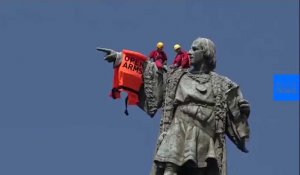 Barcelone : la statue de Christophe Colomb revêtue d'un gilet de sauvetage